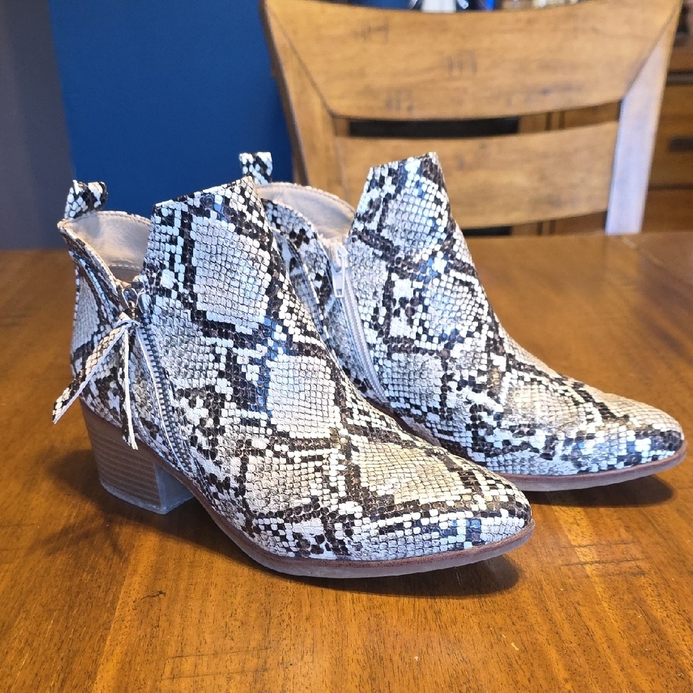 MIA "Auden" snakeskin embossed faux leather ankle boots Sz 7
